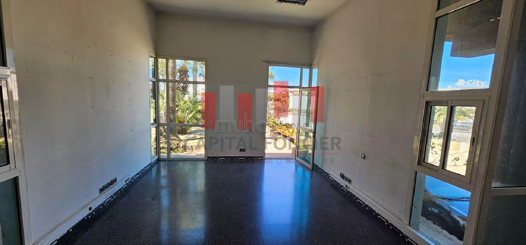 Unité industrielle showroom en plein Bld mly ismail ain sebaa de 9200 m de surface a la location idéal pour un concessionaire ou showroom