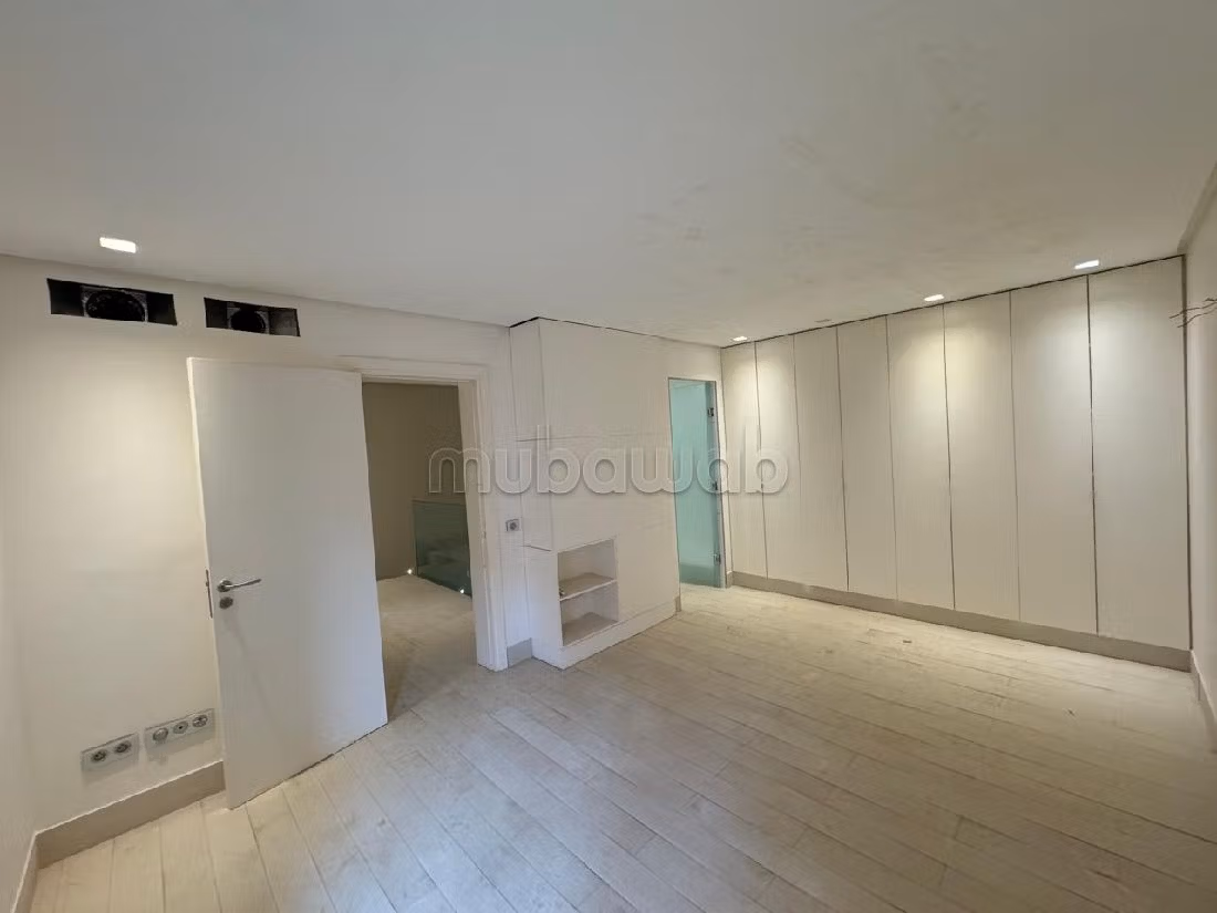 Beautiful apartment for sale in Hivernage. 6 large rooms. With lift and terrace. 