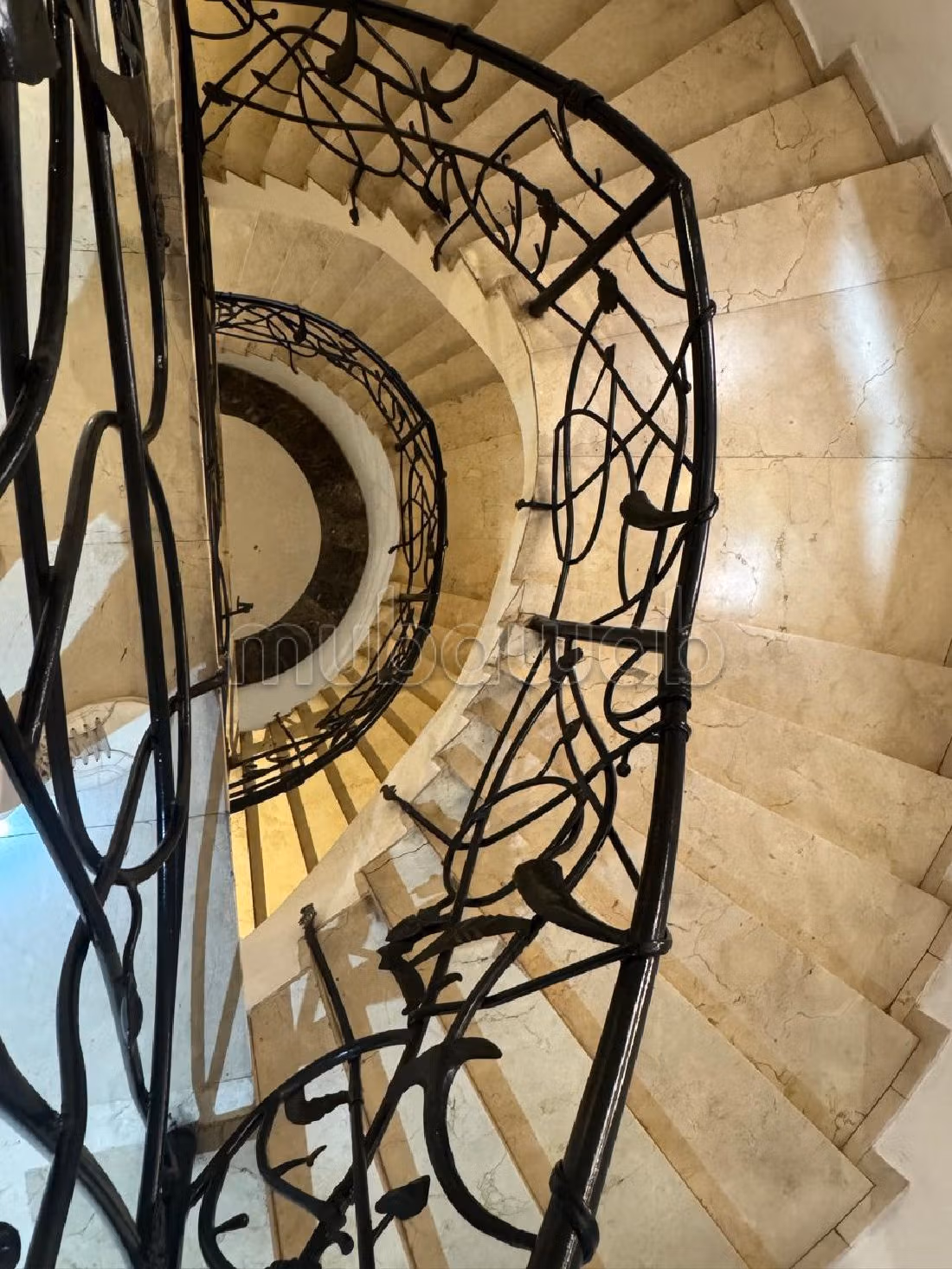 Beautiful apartment for sale in Hivernage. 6 large rooms. With lift and terrace. 