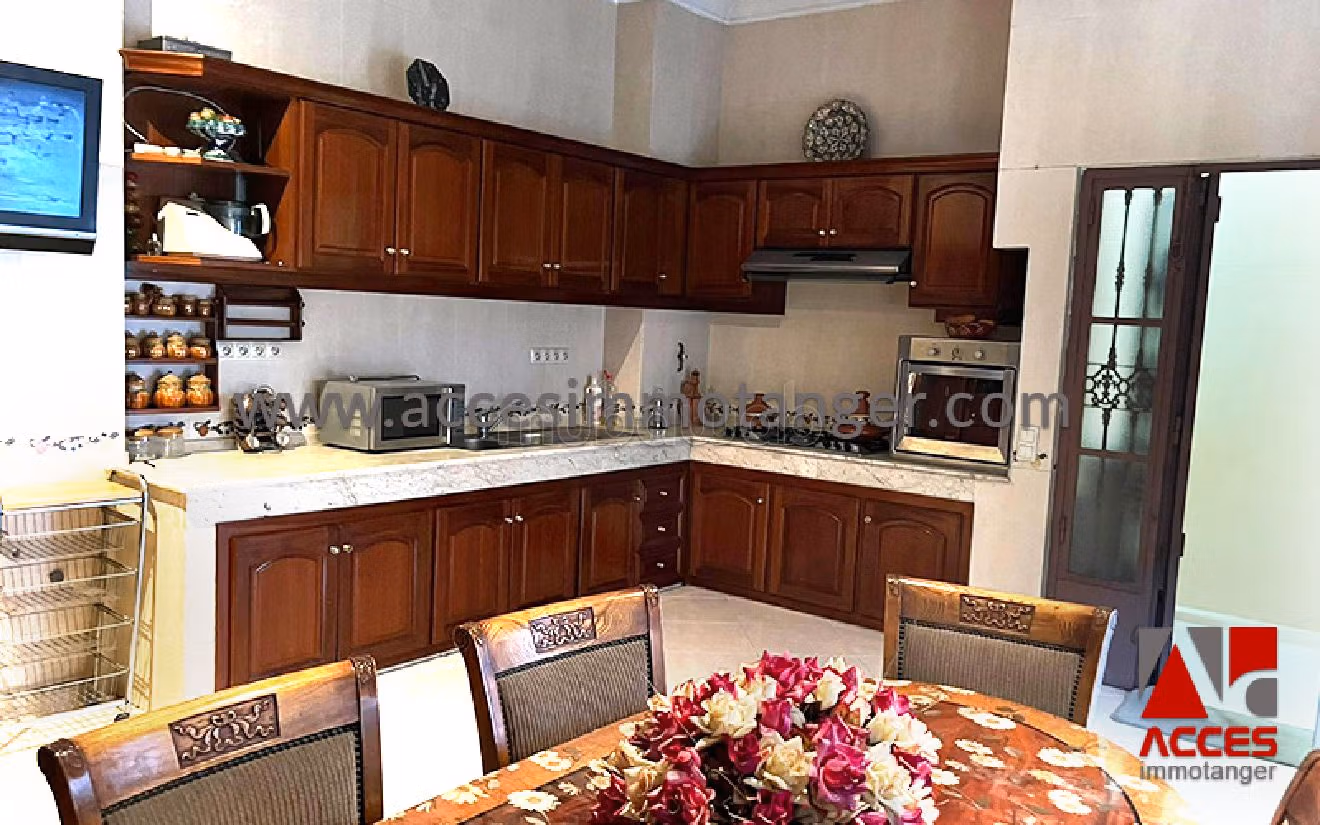 Nu te koop: villa's en luxe woningen in Charf. 5 Kamers. Terras en garage. 