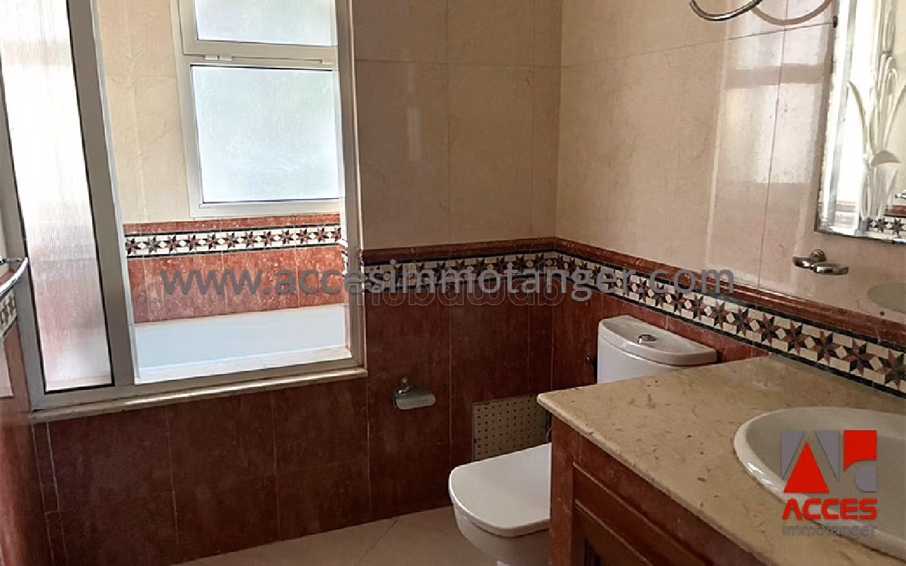 Nu te koop: villa's en luxe woningen in Charf. 5 Kamers. Terras en garage. 