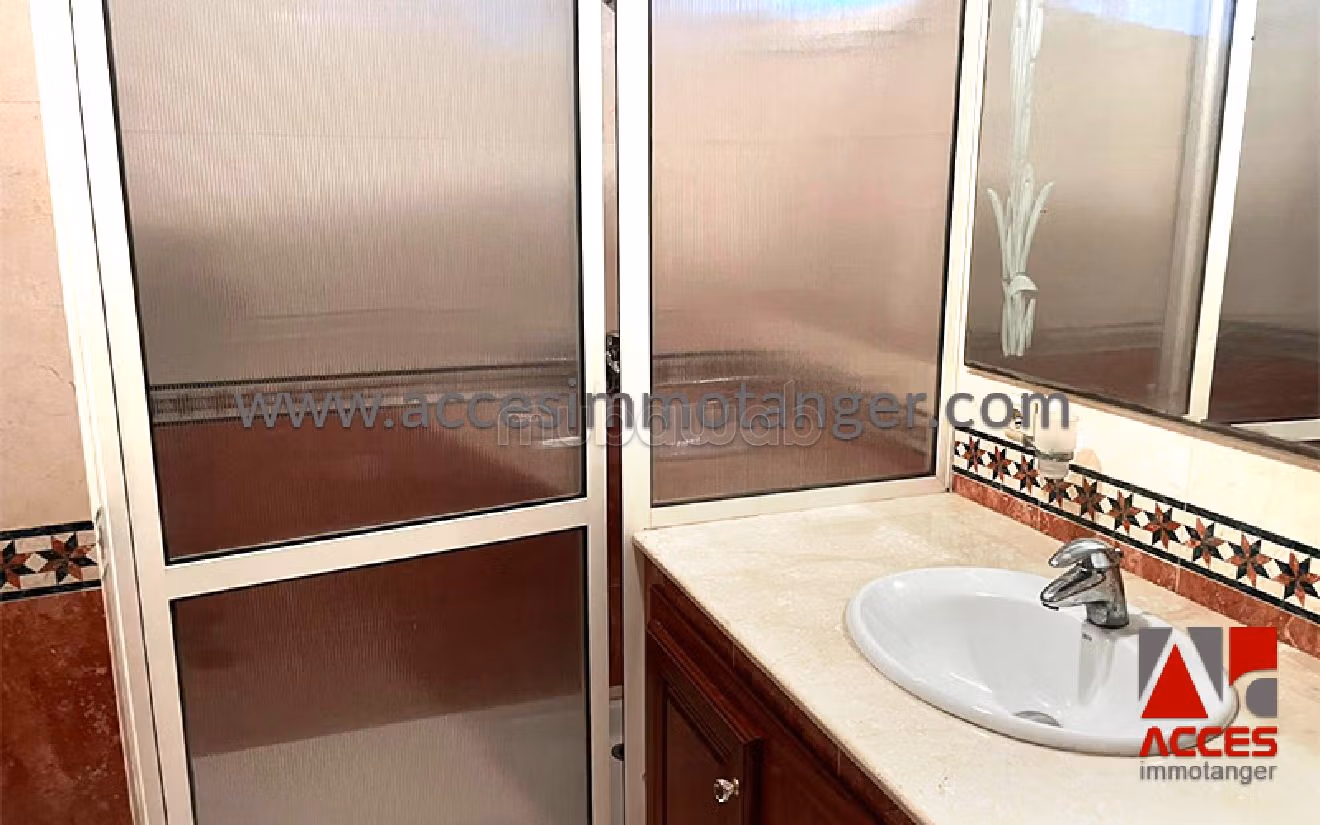 Nu te koop: villa's en luxe woningen in Charf. 5 Kamers. Terras en garage. 