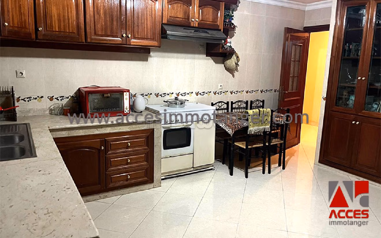 Nu te koop: villa's en luxe woningen in Charf. 5 Kamers. Terras en garage. 