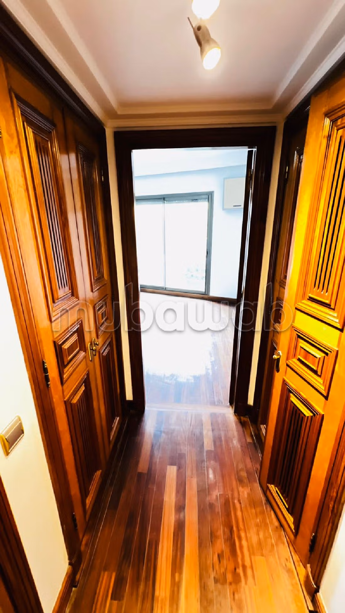 Rent an apartment in Triangle d'Or. 8 comfortable rooms. Caretaker available, air conditioning system