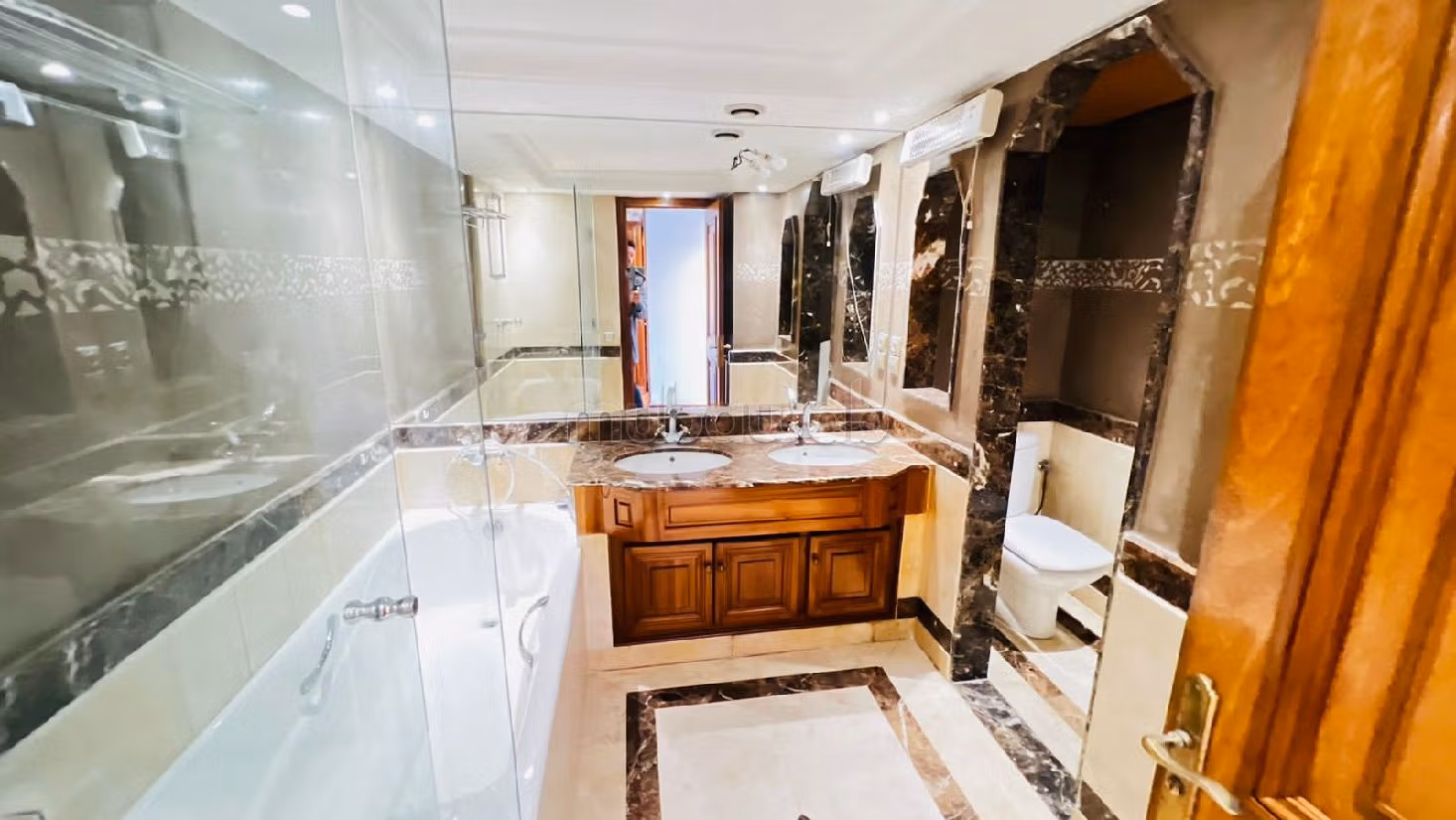 Rent an apartment in Triangle d'Or. 8 comfortable rooms. Caretaker available, air conditioning system