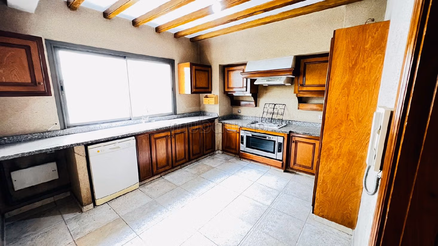 Rent an apartment in Triangle d'Or. 8 comfortable rooms. Caretaker available, air conditioning system