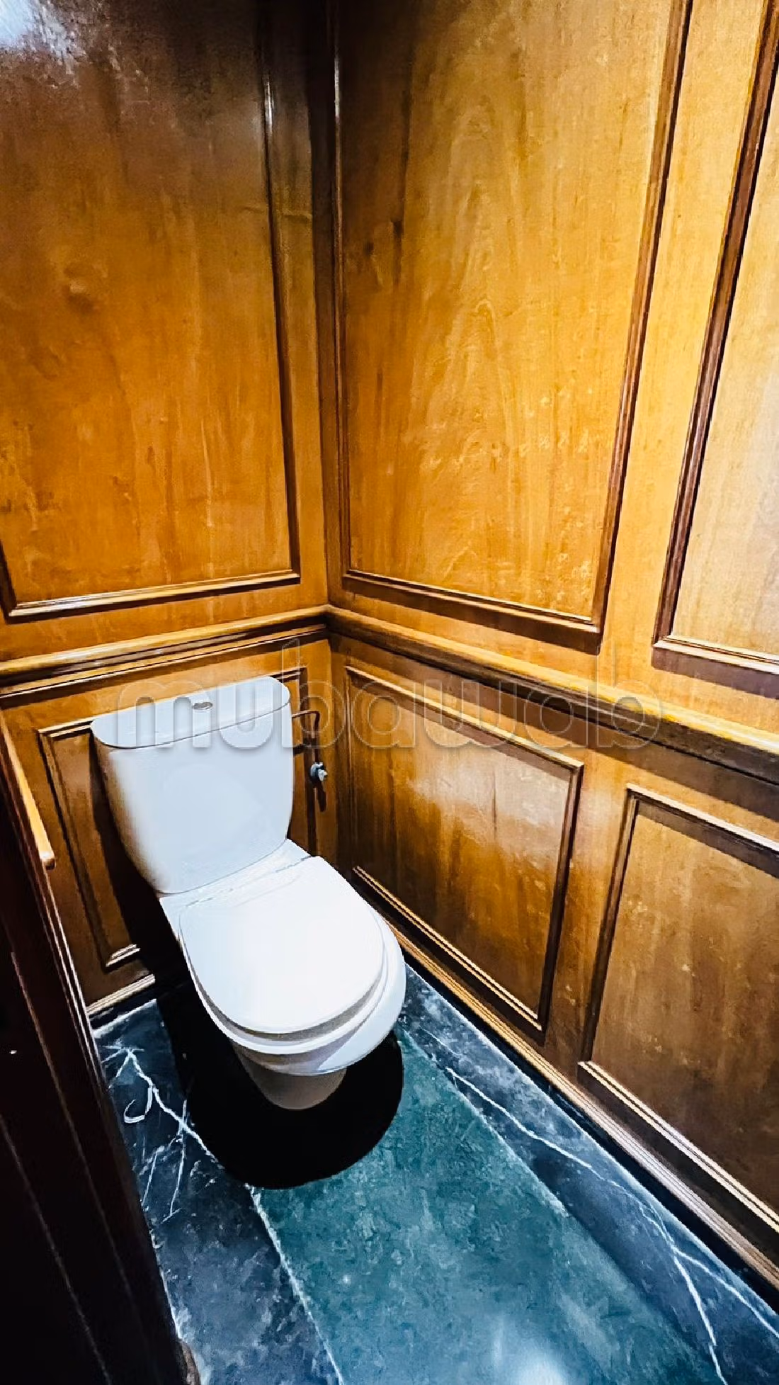 Rent an apartment in Triangle d'Or. 8 comfortable rooms. Caretaker available, air conditioning system