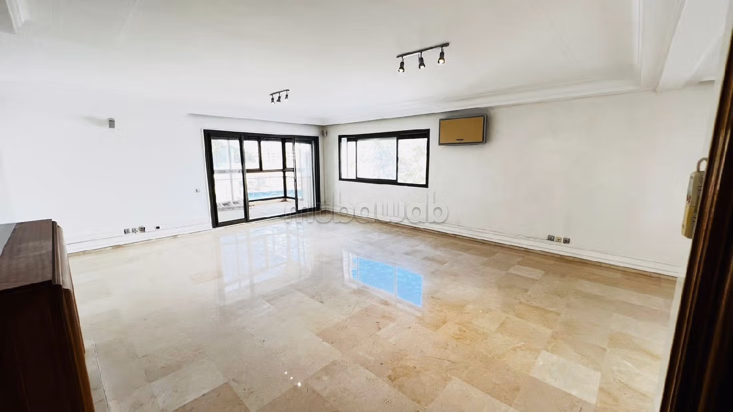 Rent an apartment in Triangle d'Or. 8 comfortable rooms. Caretaker available, air conditioning system