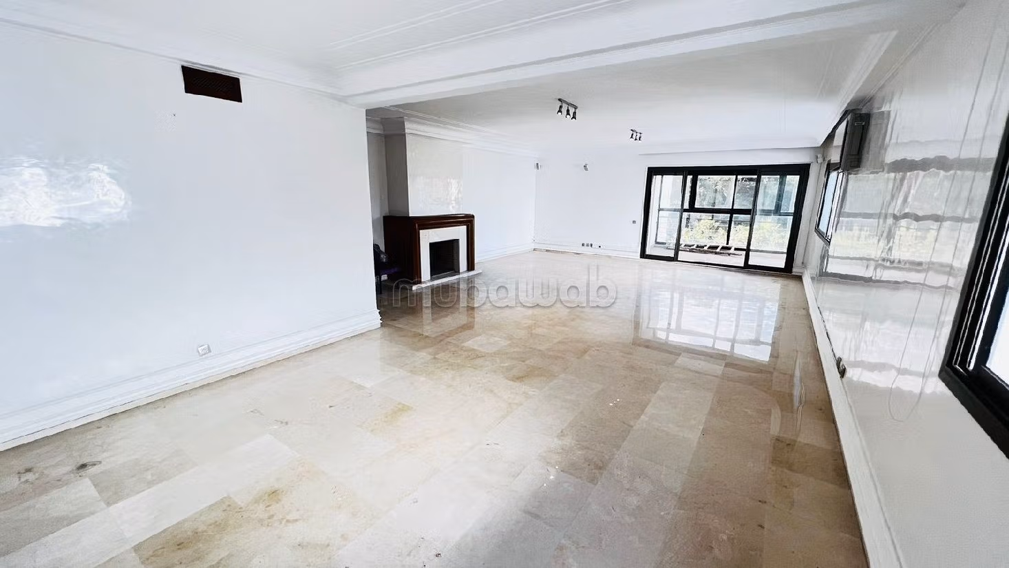 Rent an apartment in Triangle d'Or. 8 comfortable rooms. Caretaker available, air conditioning system