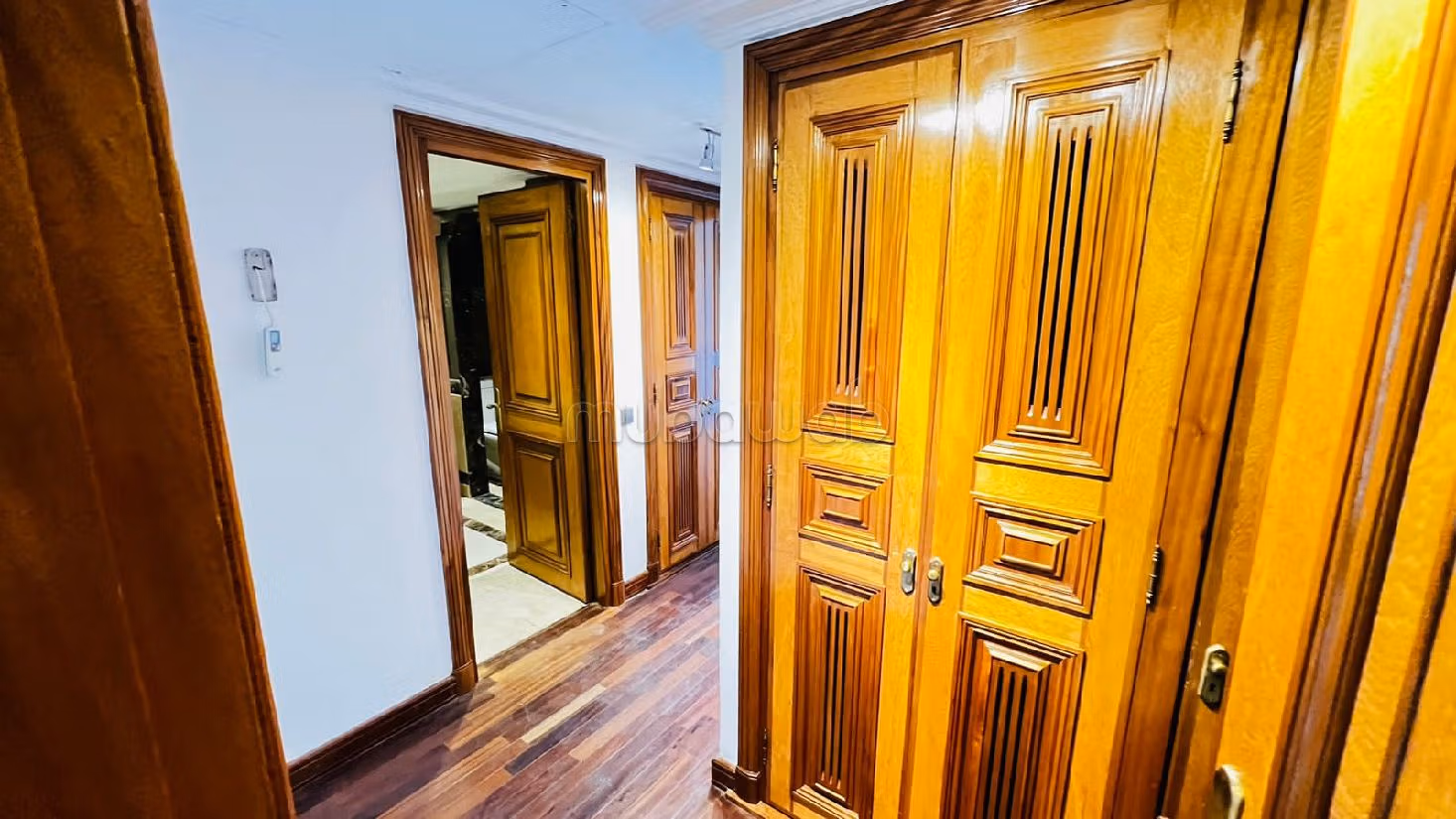 Rent an apartment in Triangle d'Or. 8 comfortable rooms. Caretaker available, air conditioning system