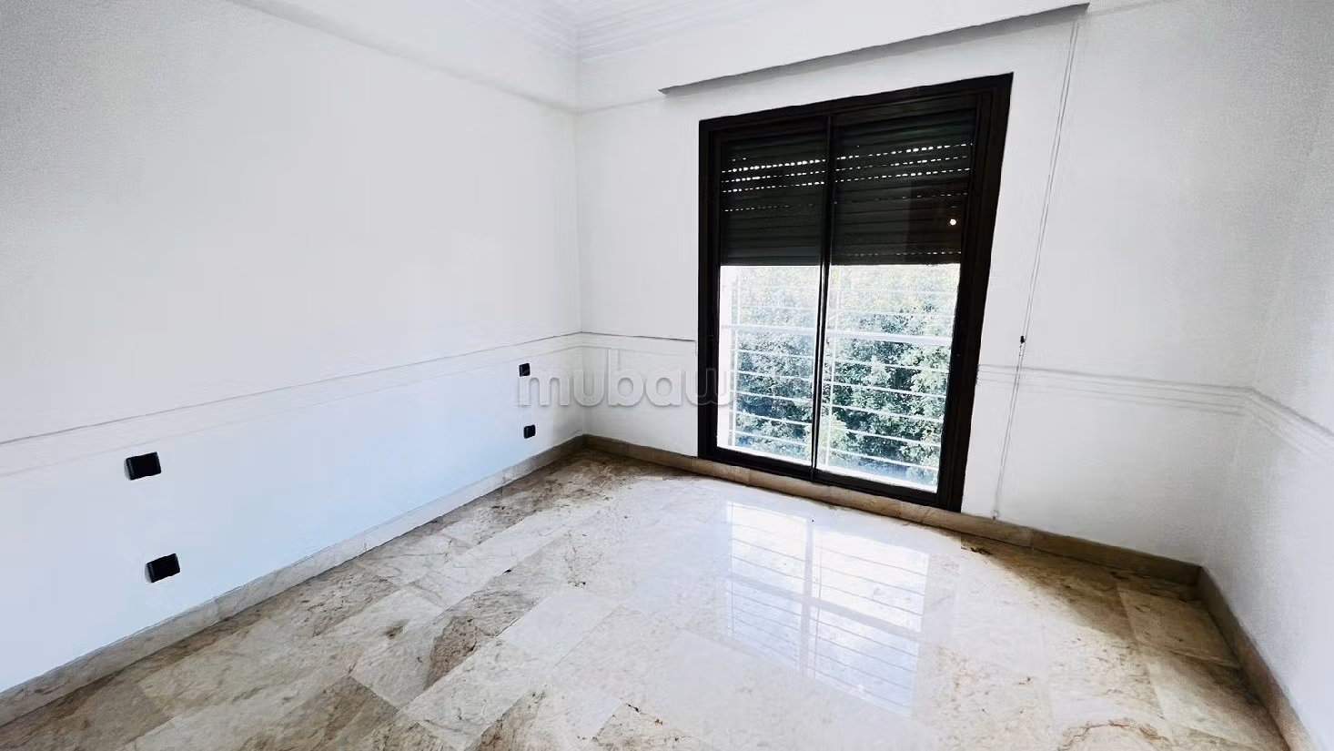 Rent an apartment in Triangle d'Or. 8 comfortable rooms. Caretaker available, air conditioning system