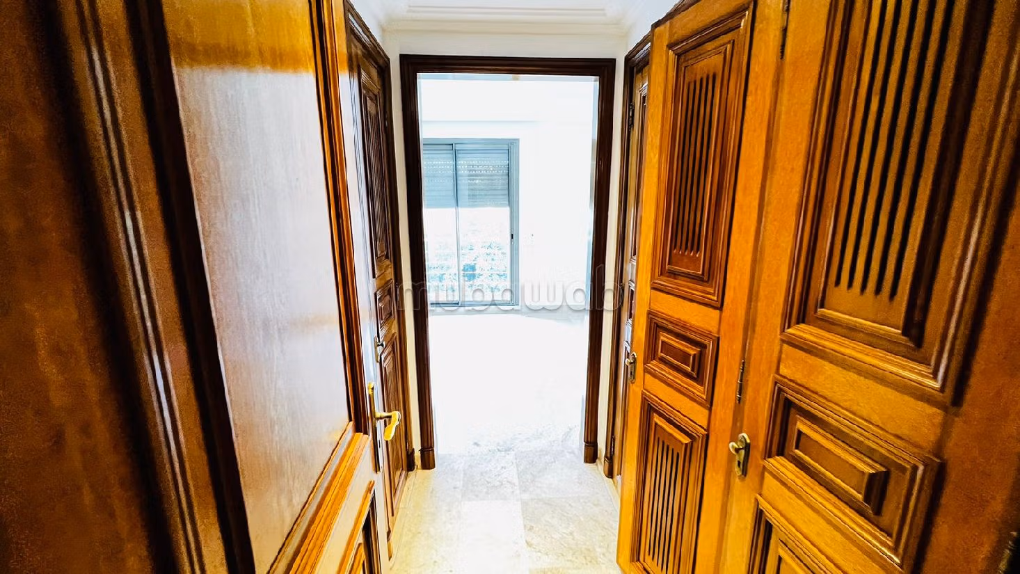 Rent an apartment in Triangle d'Or. 8 comfortable rooms. Caretaker available, air conditioning system