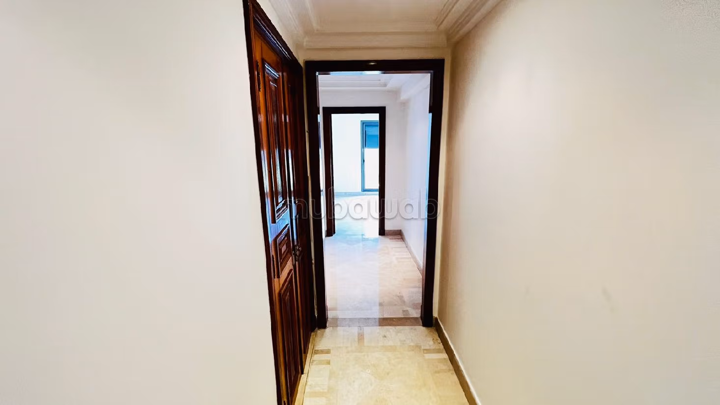 Rent an apartment in Triangle d'Or. 8 comfortable rooms. Caretaker available, air conditioning system