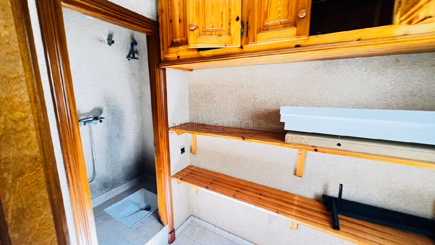 Rent an apartment in Triangle d'Or. 8 comfortable rooms. Caretaker available, air conditioning system