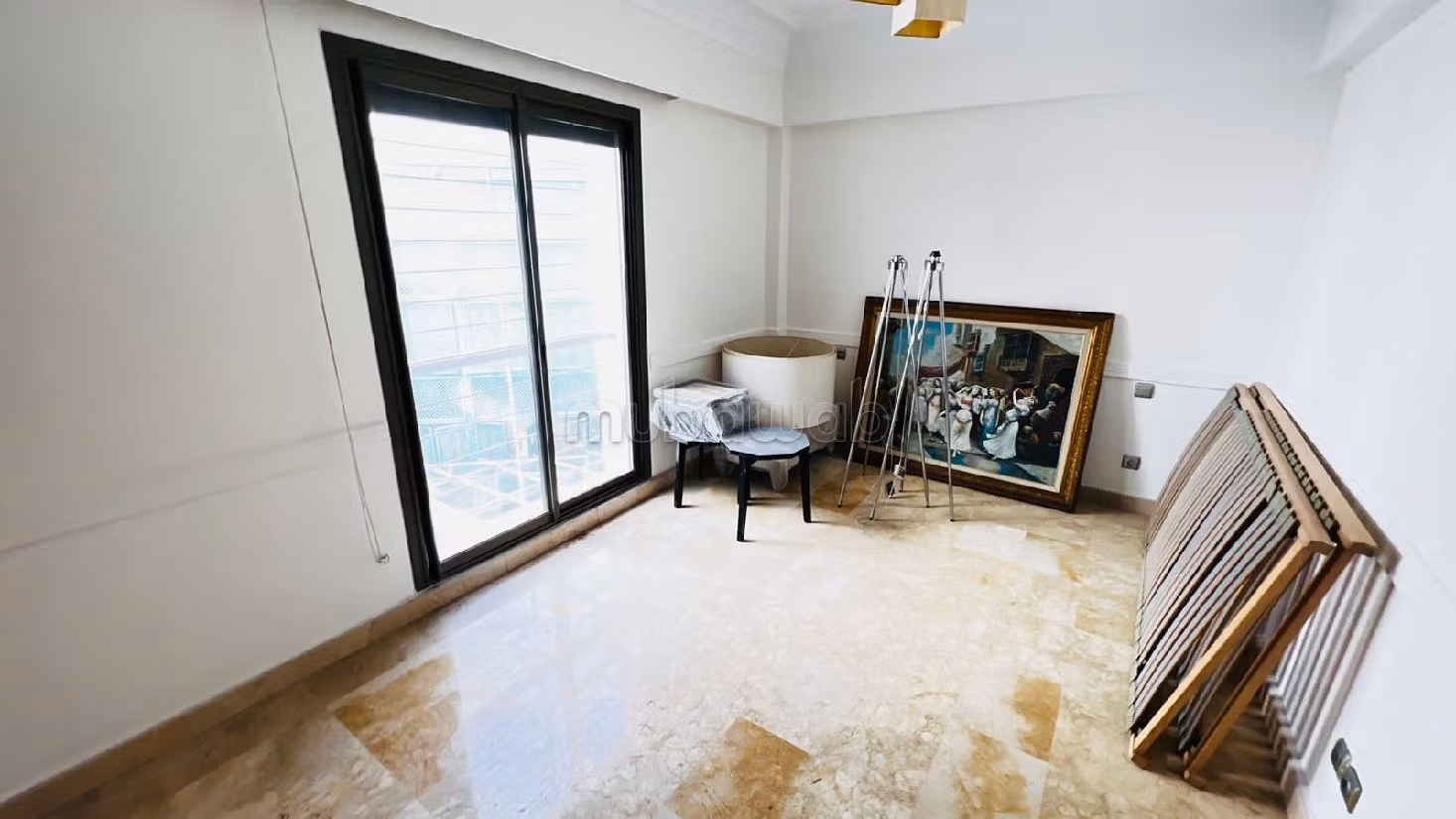 Rent an apartment in Triangle d'Or. 8 comfortable rooms. Caretaker available, air conditioning system