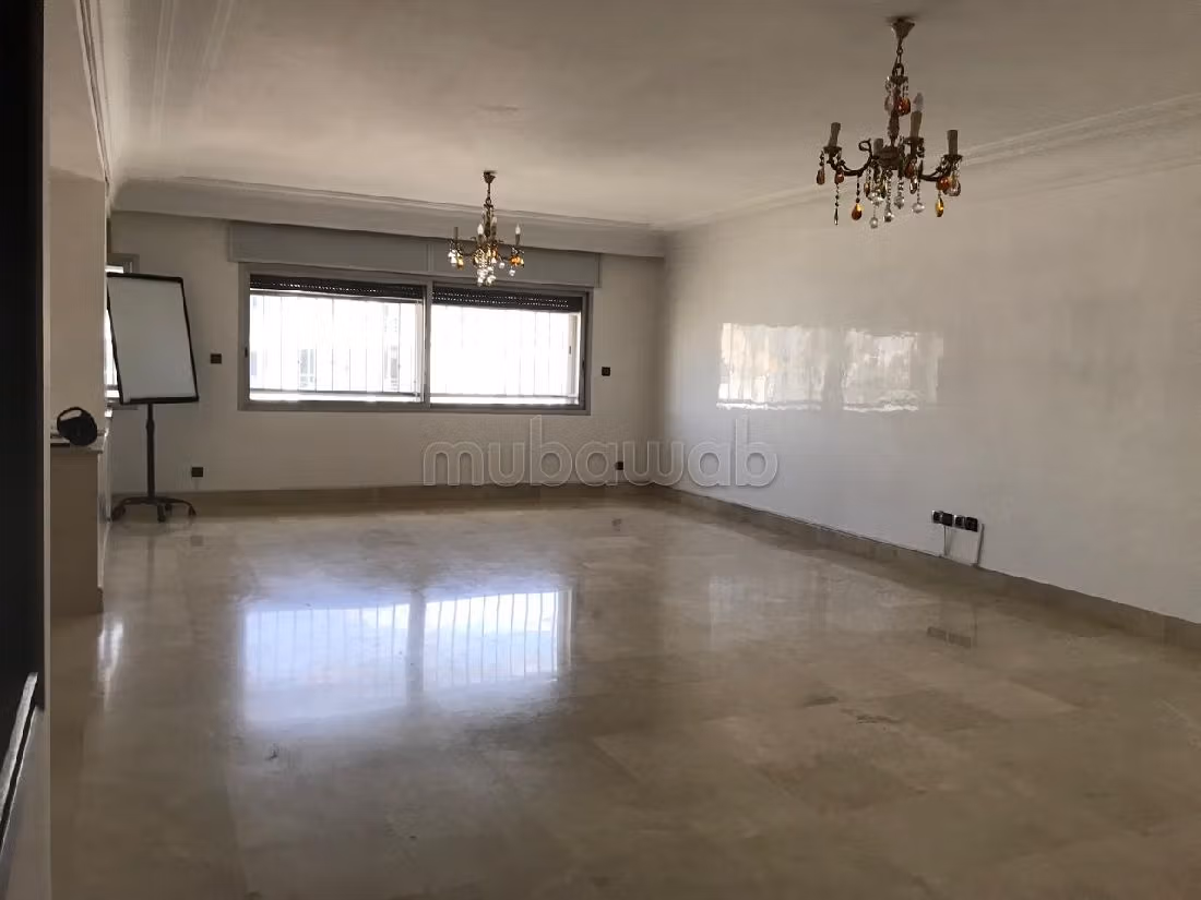 Appartementen om te kopen in Maârif. 4 Slaapkamers. Marokkaanse woonkamer, beveiligingsyssteem. 