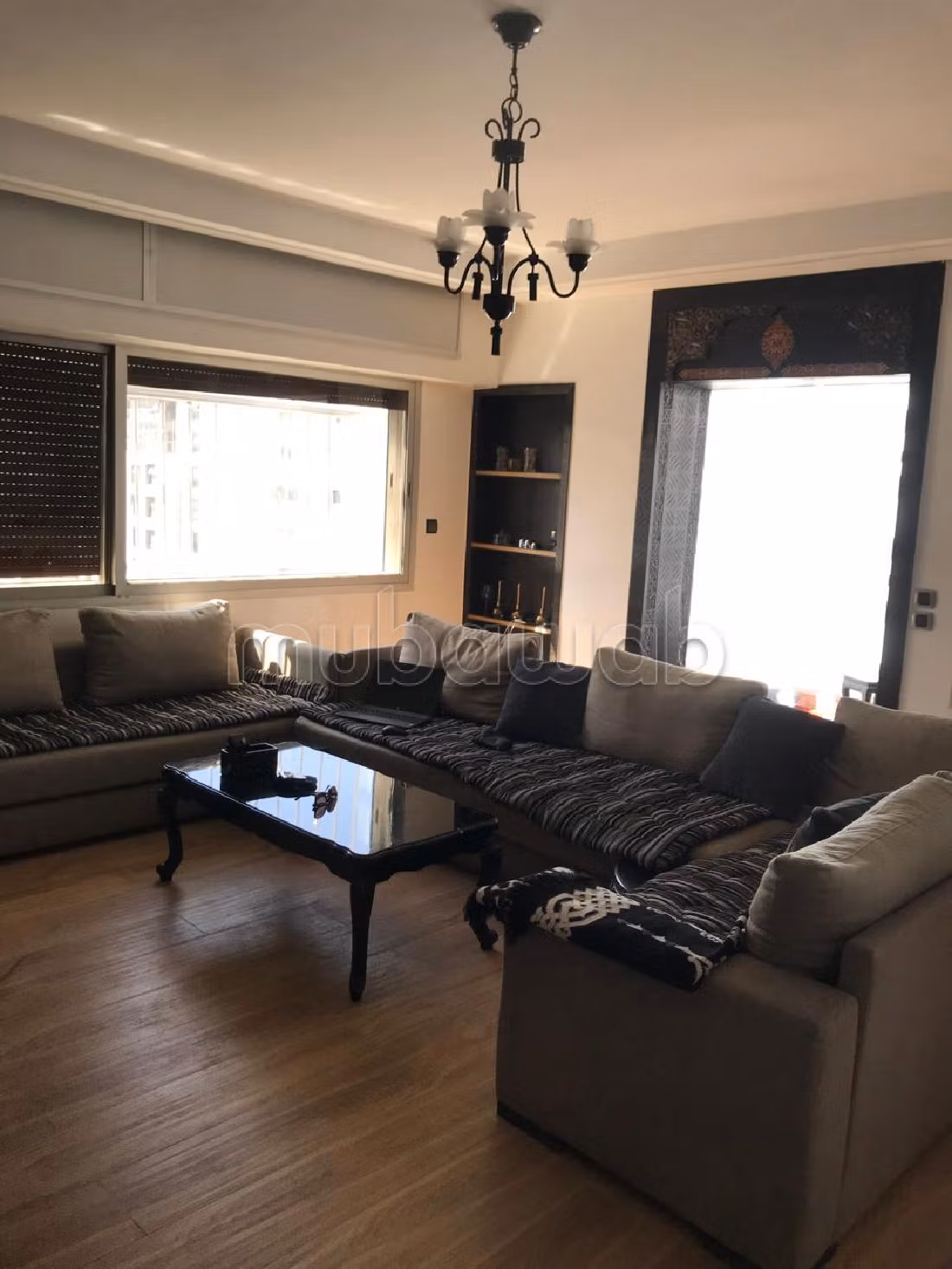 Appartementen om te kopen in Maârif. 4 Slaapkamers. Marokkaanse woonkamer, beveiligingsyssteem. 