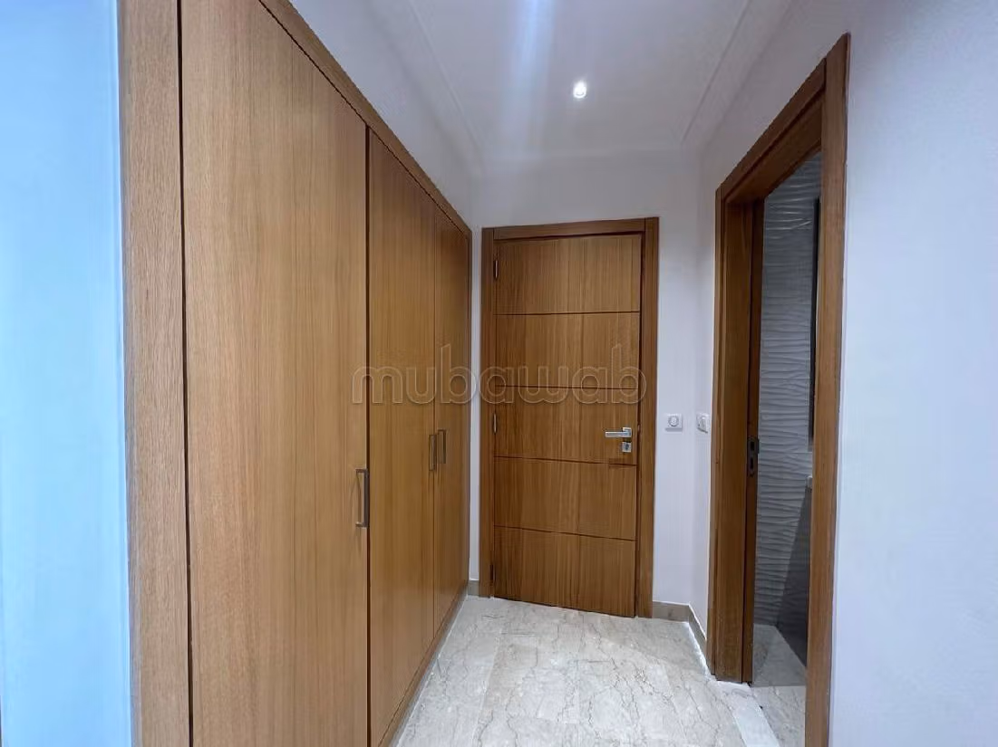 شقة للإيجار ب ضفاف البحيرة 2. المساحة 135 م². مفروشة. 