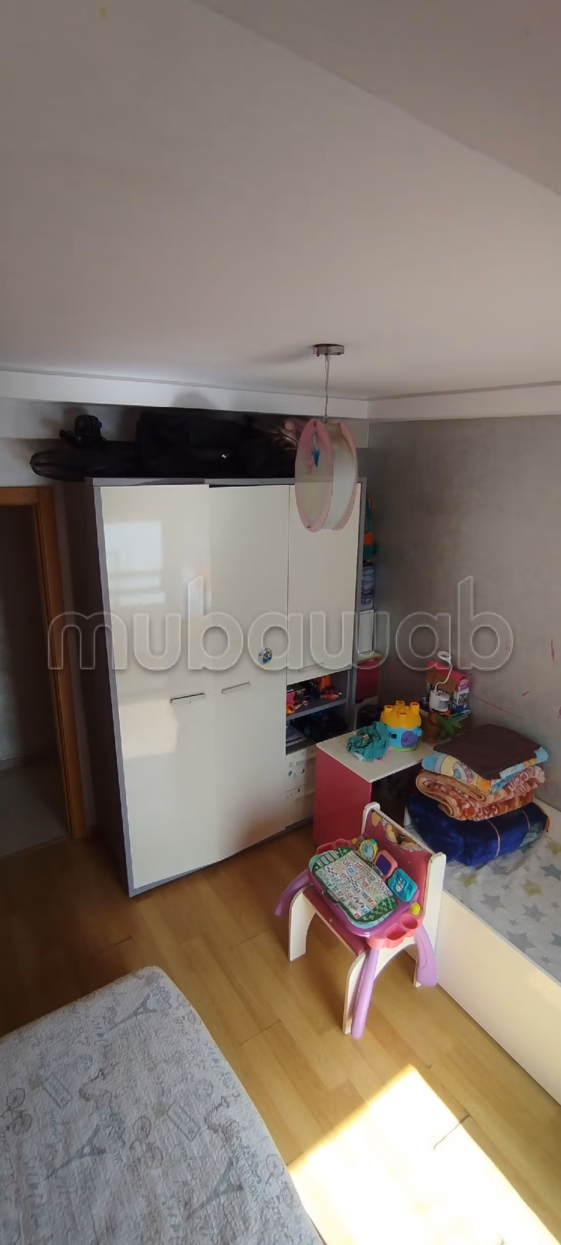 Piso en venta en Hay Inara. Gran superficie 84 m². Salón marroquí amueblado, sistema de parábola general. 