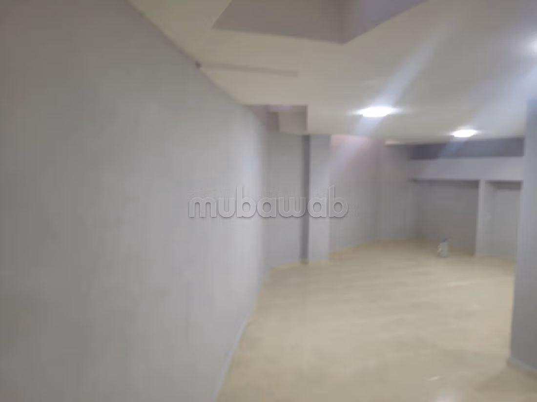 Bel locale commerciale in affitto a Palmier. Superficie di 221 m². 