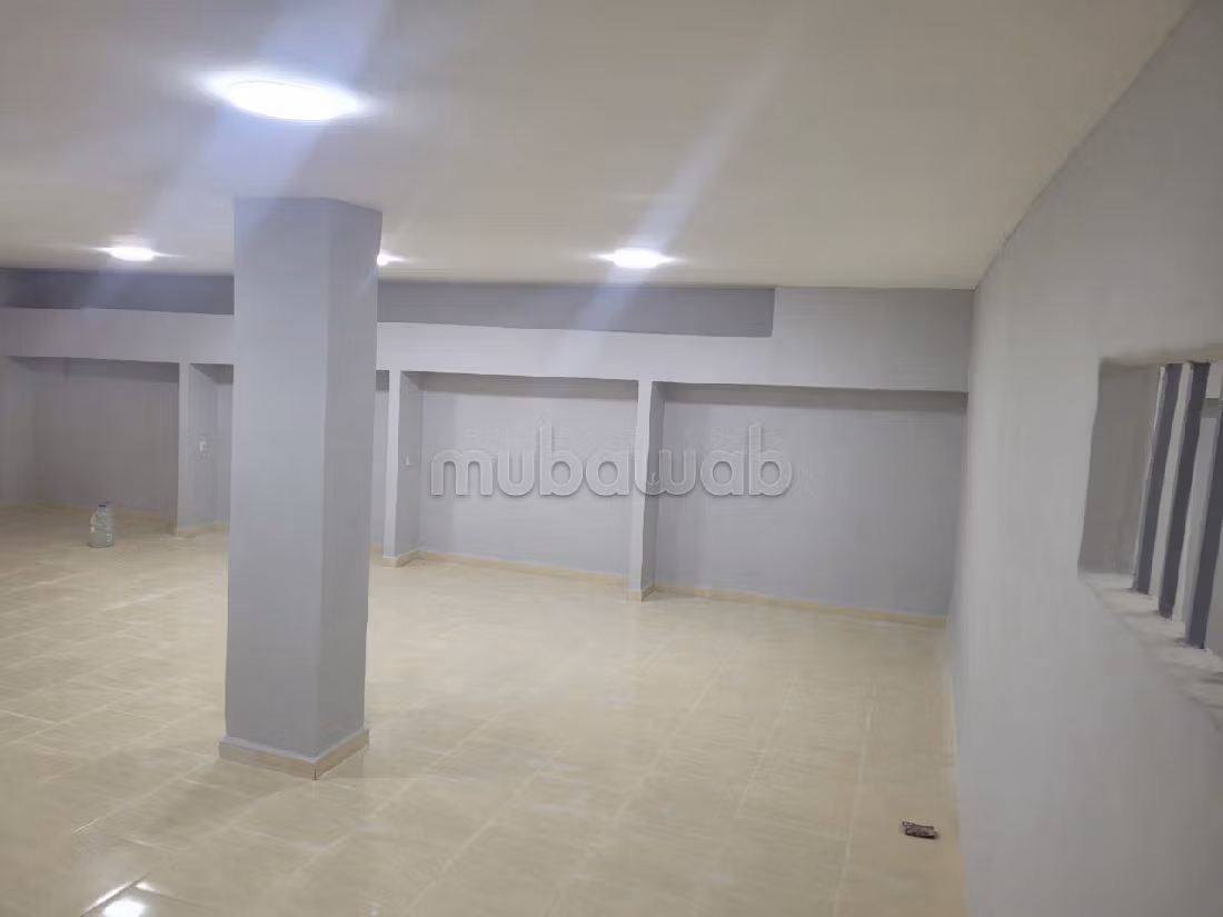 Bel locale commerciale in affitto a Palmier. Superficie di 221 m². 