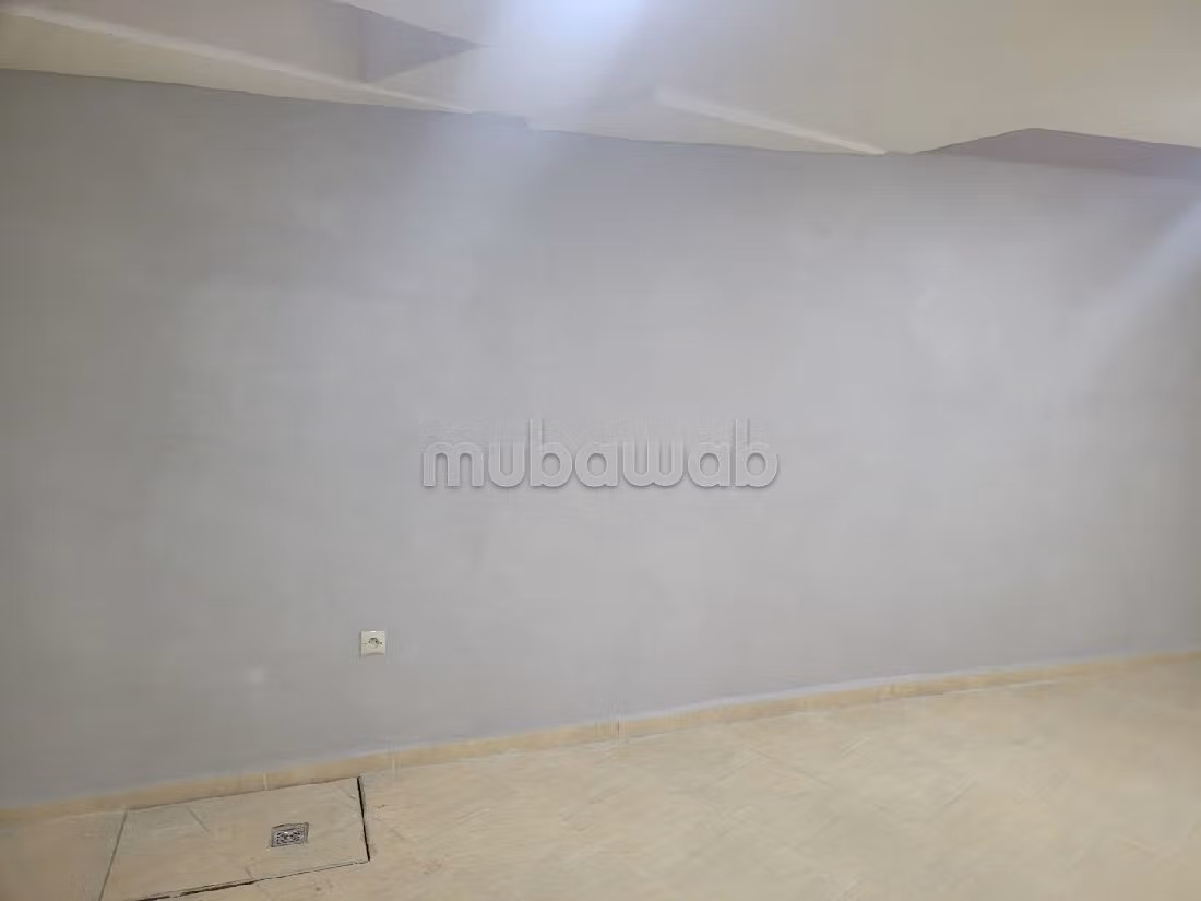 Bel locale commerciale in affitto a Palmier. Superficie di 221 m². 