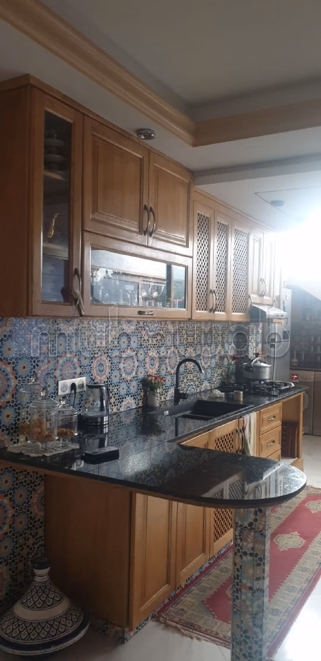 فيلا فاخرة للإيجار ببوسكورة. المساحة الإجمالية 300 م². صالون مغربي، و خدمة الأمن والحراسة.