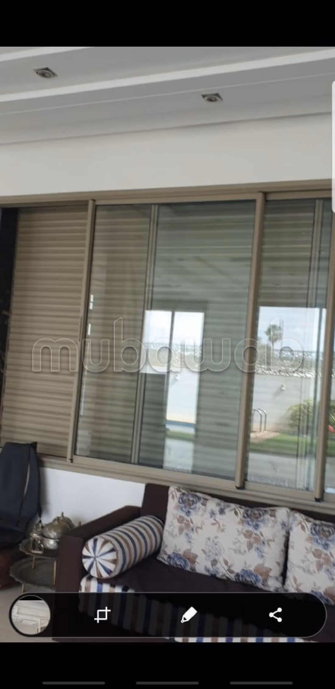 فيلا فاخرة للإيجار ببوسكورة. المساحة الإجمالية 300 م². صالون مغربي، و خدمة الأمن والحراسة.