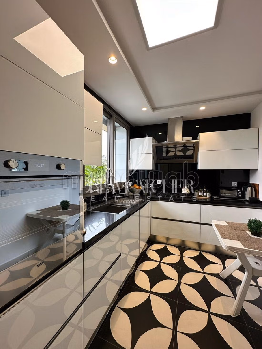 منزل ممتاز للبيع ب المدينة الخضراء. 3 غرف رائعة. مفروشة. 