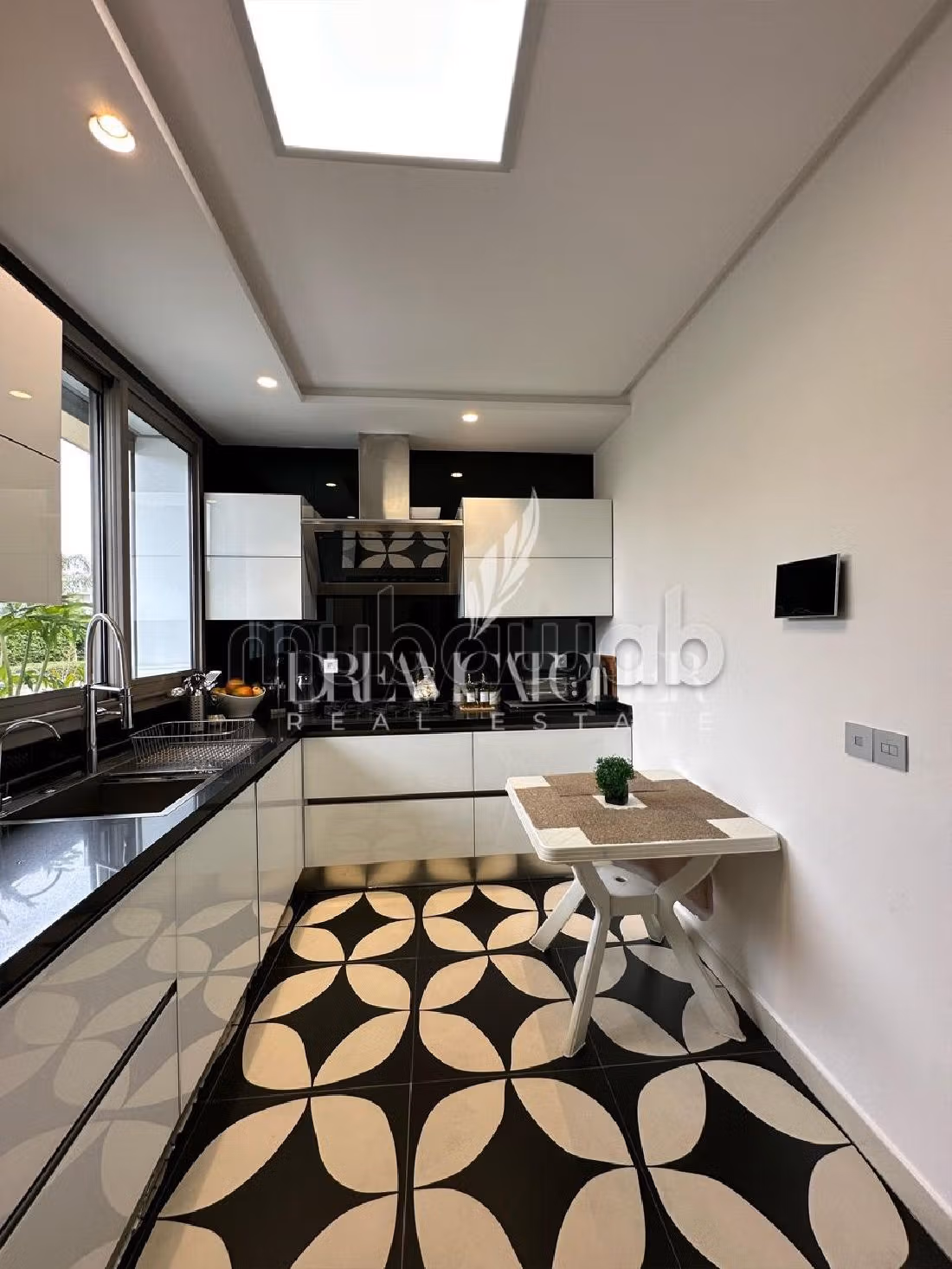 منزل ممتاز للبيع ب المدينة الخضراء. 3 غرف رائعة. مفروشة. 