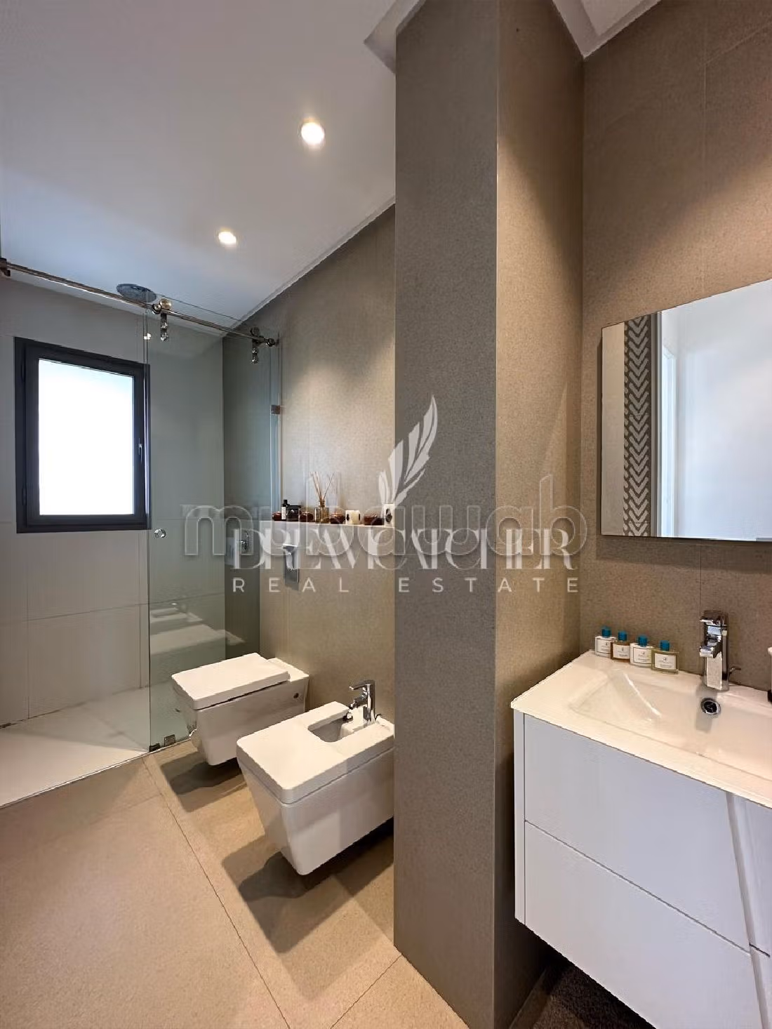 منزل ممتاز للبيع ب المدينة الخضراء. 3 غرف رائعة. مفروشة. 