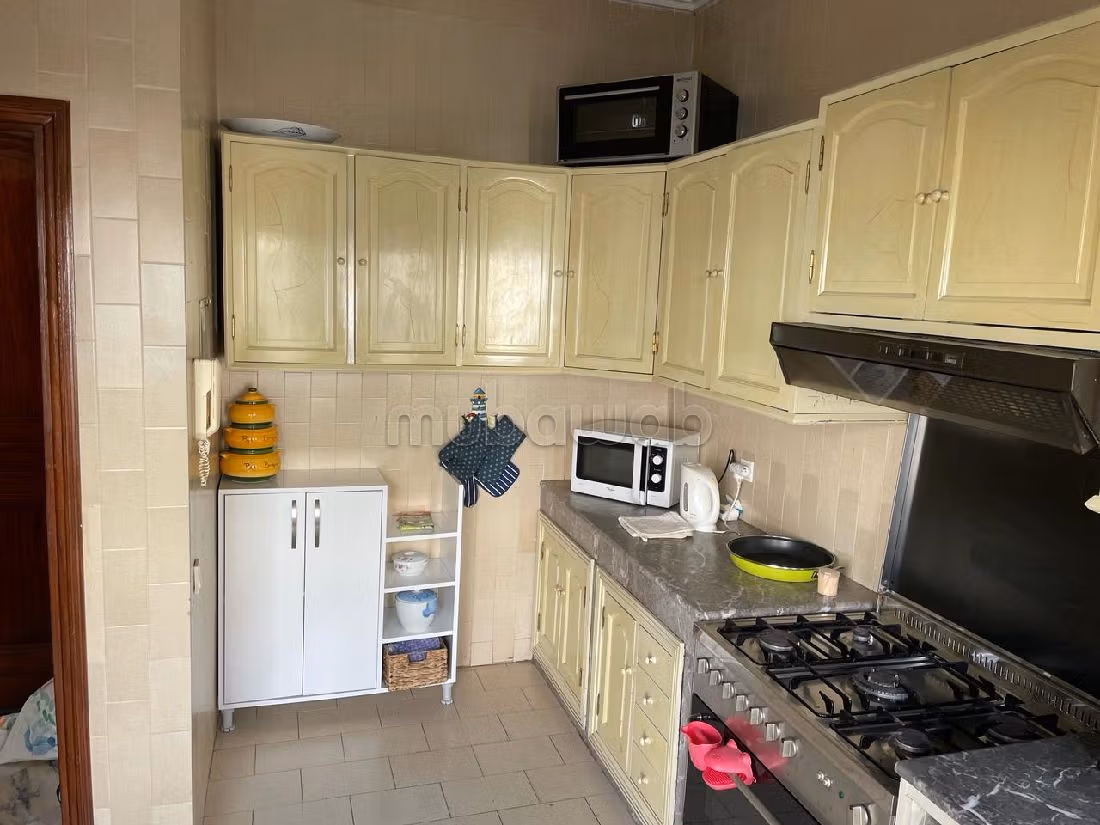 Splendido appartamento in vendita a Californie. Superficie 148 m². Antenna parabolica e salotto in stile marocchino. 