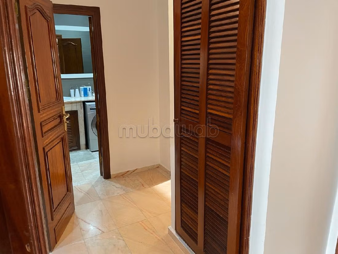 Splendido appartamento in vendita a Californie. Superficie 148 m². Antenna parabolica e salotto in stile marocchino. 