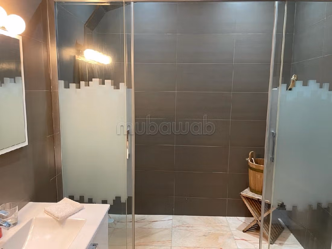 Splendido appartamento in vendita a Californie. Superficie 148 m². Antenna parabolica e salotto in stile marocchino. 