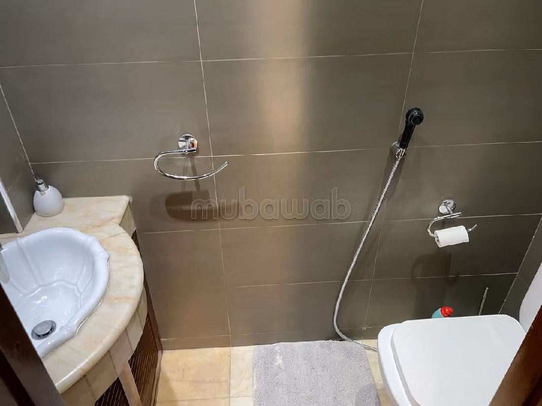 Splendido appartamento in vendita a Californie. Superficie 148 m². Antenna parabolica e salotto in stile marocchino. 