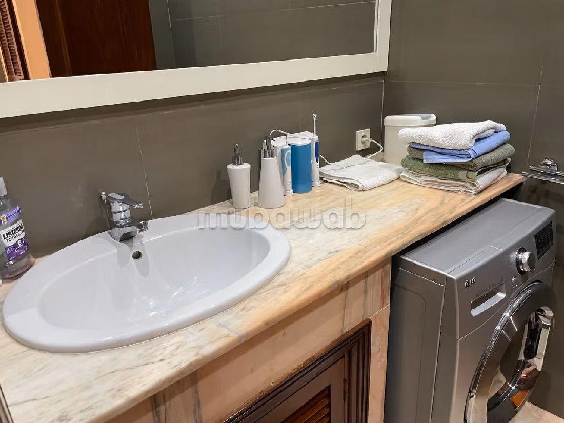 Splendido appartamento in vendita a Californie. Superficie 148 m². Antenna parabolica e salotto in stile marocchino. 