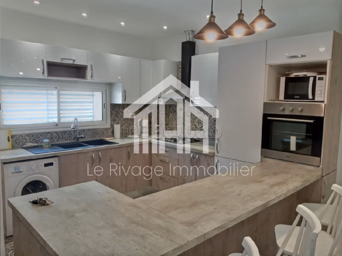 Rent this apartment in La Marsa. Dimension 250 m². New furniture. 
