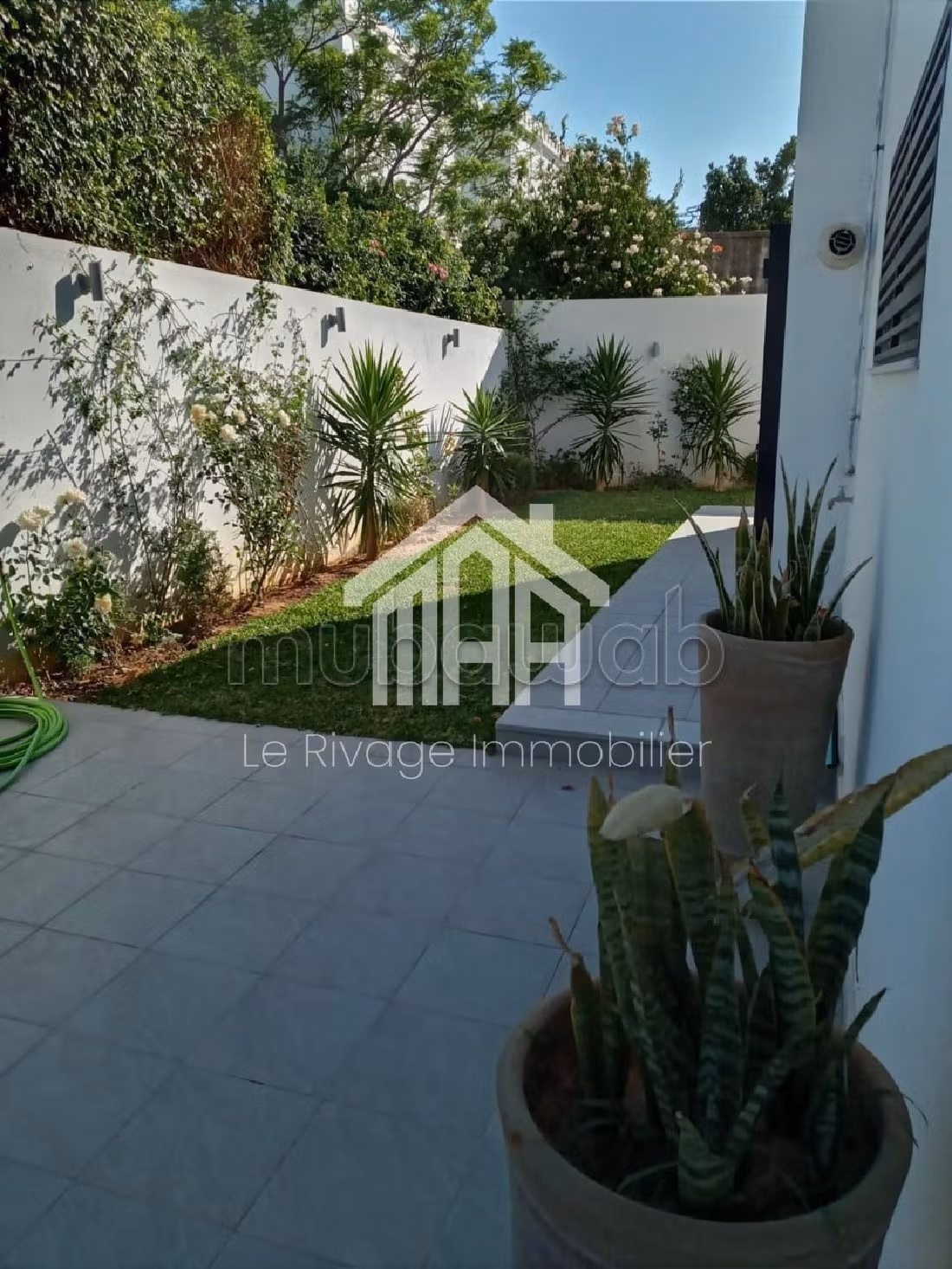 Rent this apartment in La Marsa. Dimension 250 m². New furniture. 