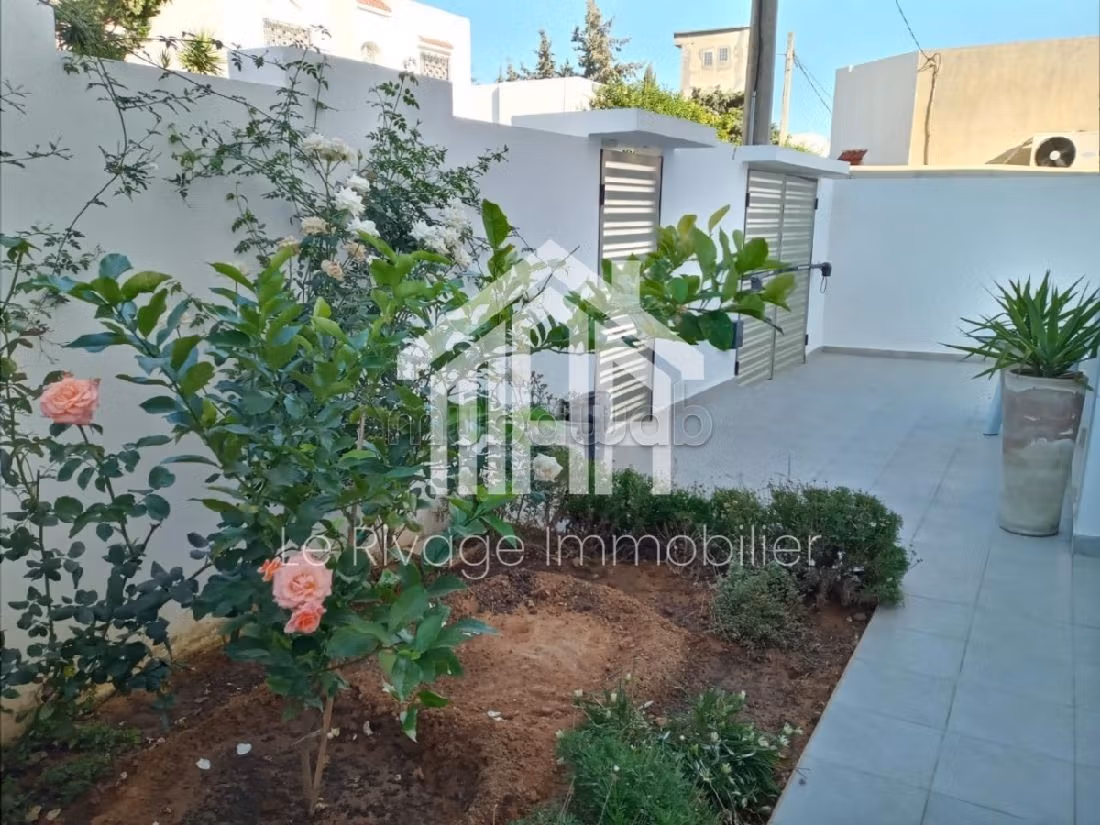 Rent this apartment in La Marsa. Dimension 250 m². New furniture. 