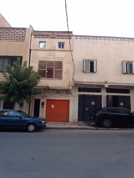 Située dans une zone comerciale