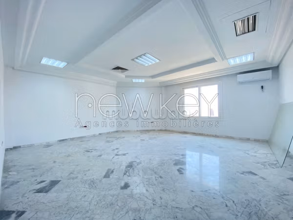 Offices for rent in Les Berges Du Lac 1. Dimension 132 m². Basement. 