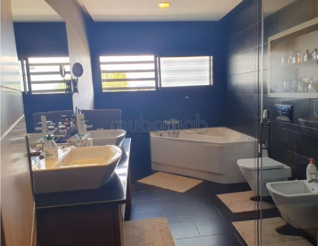 فيلا جميلة للبيع ب المدينة الخضراء. 7 قطع مريحة. مفروشة.