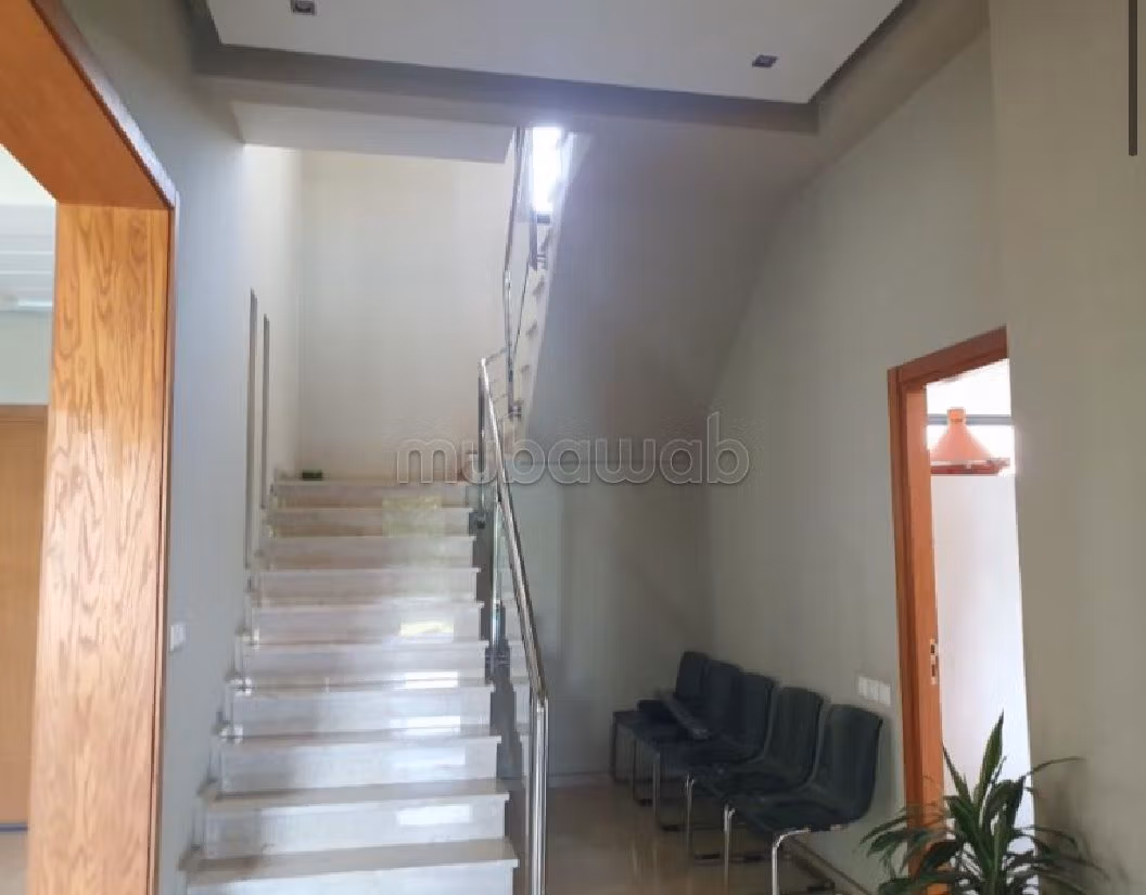 فيلا جميلة للبيع ب المدينة الخضراء. 7 قطع مريحة. مفروشة.