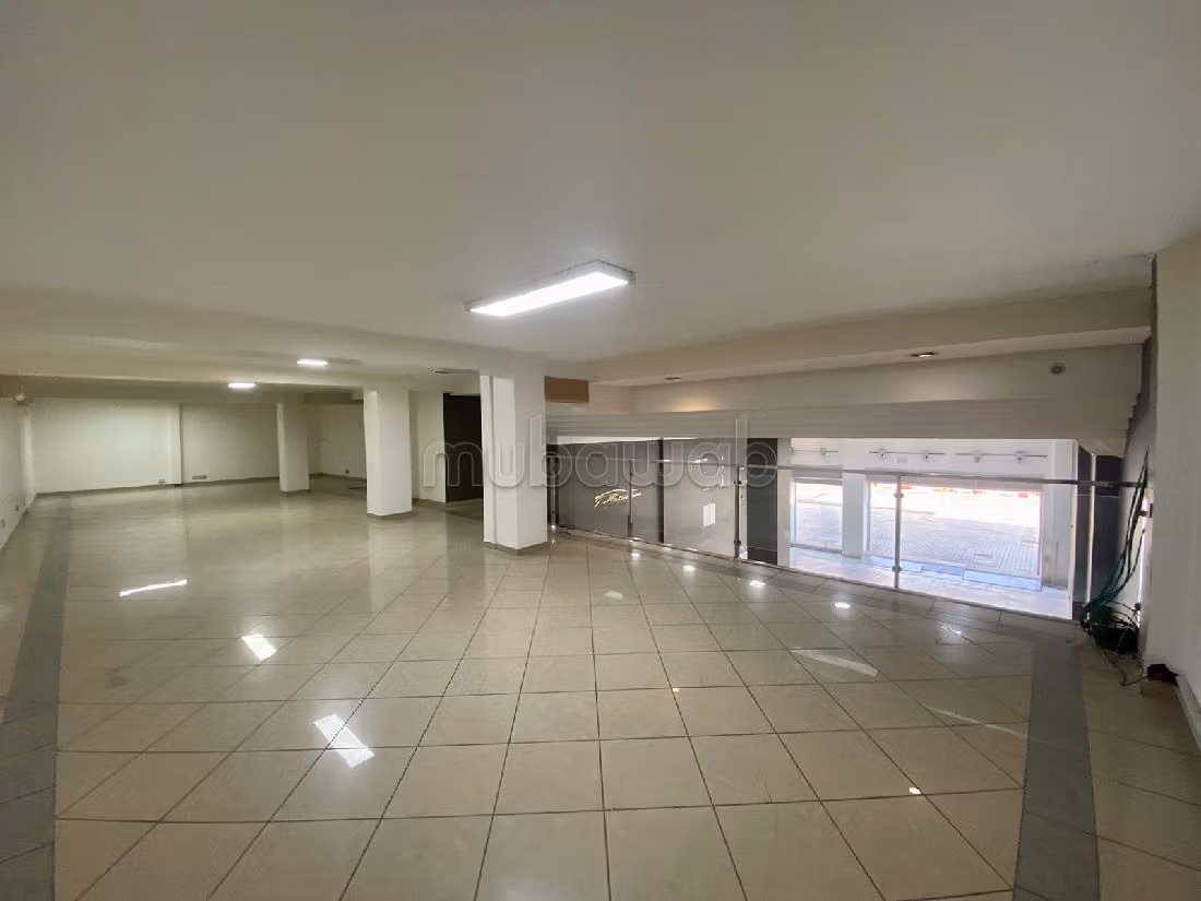 Offices & shops to rent in Maârif Extension. Large area 305 m². Integrated air conditioning. 