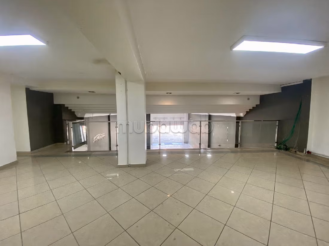 Offices & shops to rent in Maârif Extension. Large area 305 m². Integrated air conditioning. 