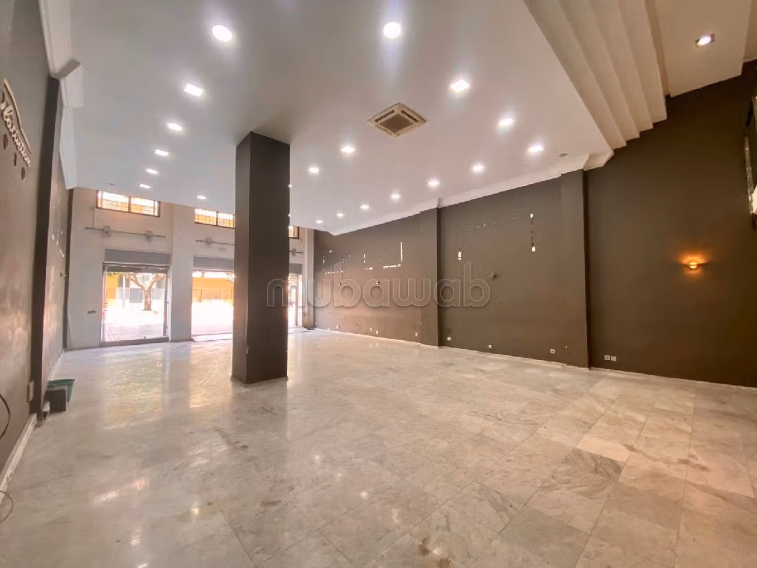 Offices & shops to rent in Maârif Extension. Large area 305 m². Integrated air conditioning. 