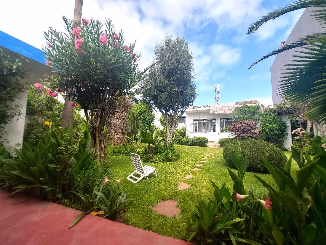 فيلا جميلة للبيع بعين الذياب. 5 غرف. باب متين ، طبق الأقمار الصناعية. 