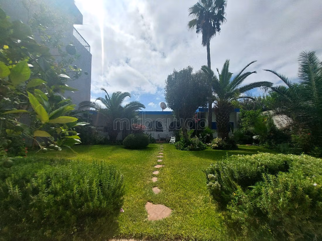 فيلا جميلة للبيع بعين الذياب. 5 غرف. باب متين ، طبق الأقمار الصناعية. 