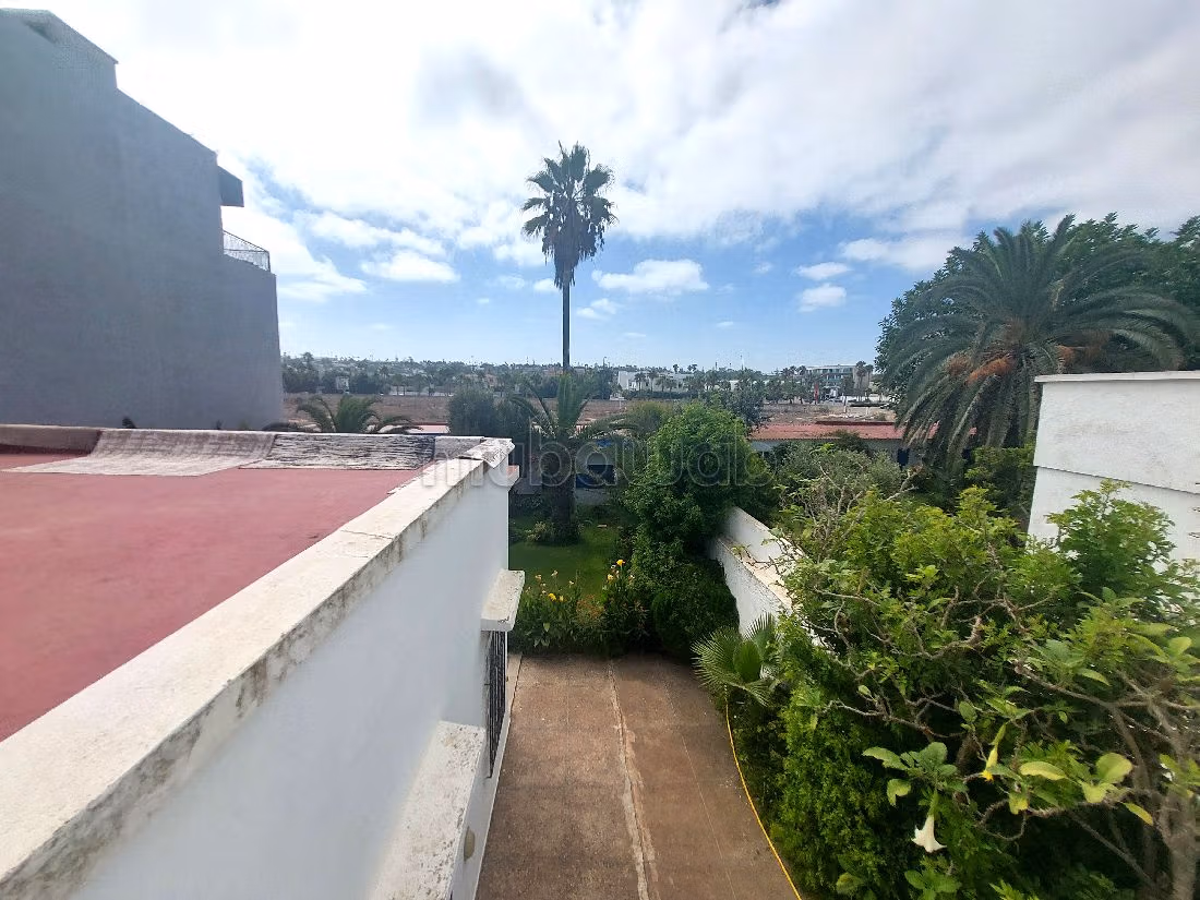 فيلا جميلة للبيع بعين الذياب. 5 غرف. باب متين ، طبق الأقمار الصناعية. 