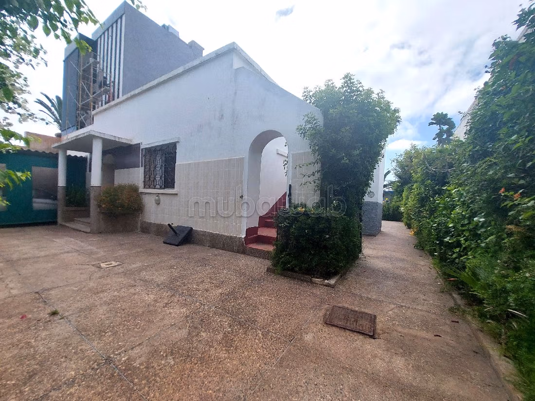 فيلا جميلة للبيع بعين الذياب. 5 غرف. باب متين ، طبق الأقمار الصناعية. 